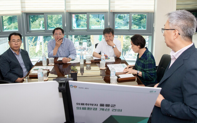 울릉군보건의료원을 방문 애로사항을 청취하고 있다. /김두한 기자 