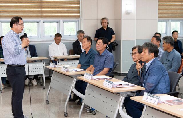 이상휘 의원이 울릉도 어업인들과 대화를 나누고 있다./김두한 기자 