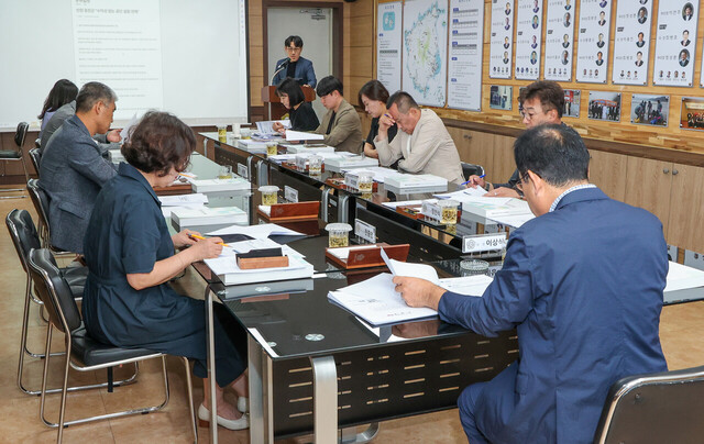 울릉군의 업무보고를 받고 있다. /울릉군의회