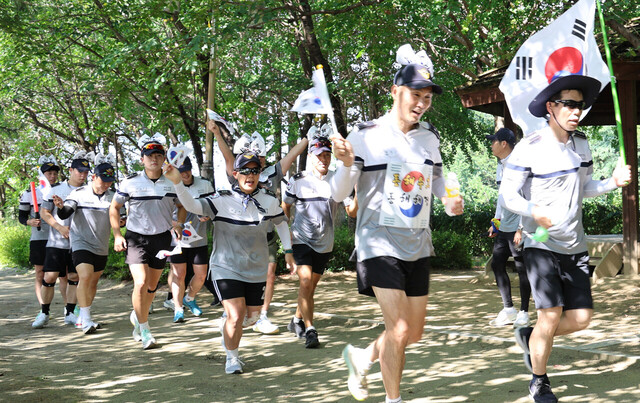 힘차게 달리는 ‘동해해경 8.15km 광복 러닝’ 퍼포먼스 참가자들./동해해경