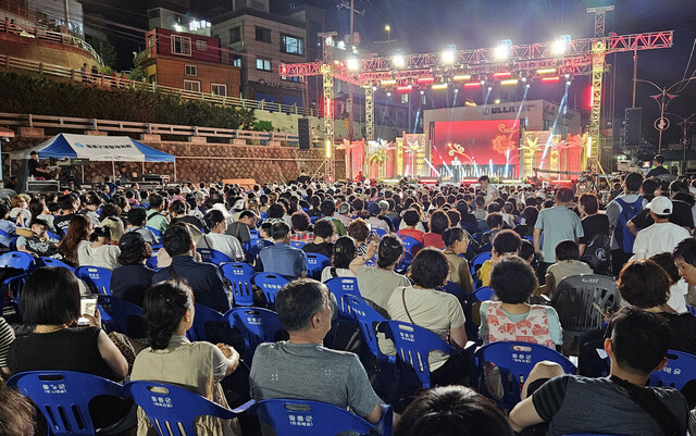 인기가수 축하공연에 운집한 지역 주민 및 관광객. /김두한 기자 