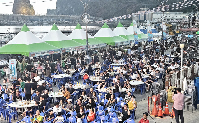 치맥 파티 및 오징어콘스트에 참여한 주민 및 관광객./김두한 기자 