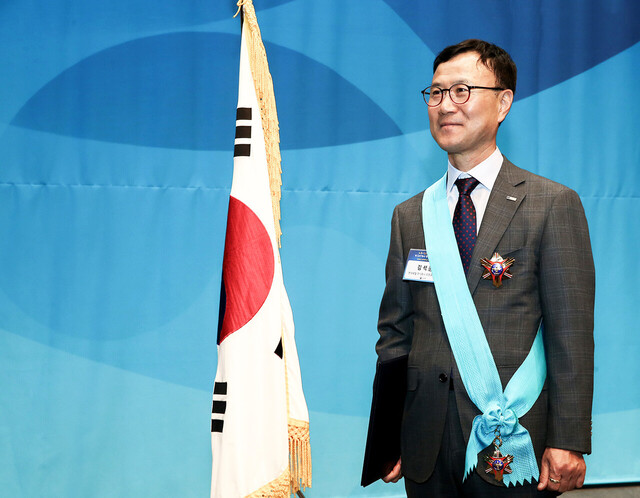 지난 2019년 4월 30일 서울 양재동 엘타워에서 열린 ‘2019년 근로자의 날 유공 정부포상 시상식’에서 김석준 기계정비분야 대한민국 명장이 금탑산업훈장을 받았다.  /본인 제공