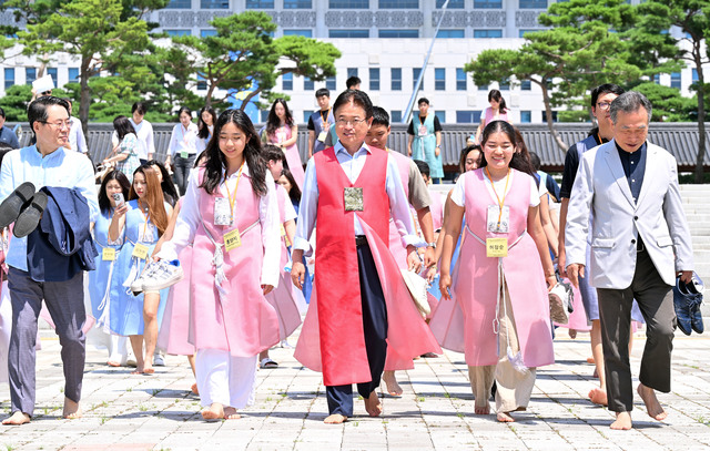 ‘K- 디아스포라, 재외동포 청소년-리더와의 만남’ 행사에 참석한 재외동포 청소년들이 이철우 지사와 경북도청 청사 마당을 나란히 걷고 있다./경북도 제공