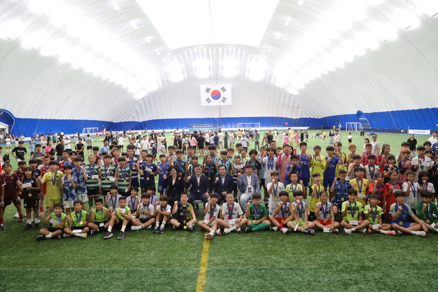 화랑대기 유소년 축구 1차 대회를 마친 선수들이 단체 사진을 찍고 있다. /경주시제공