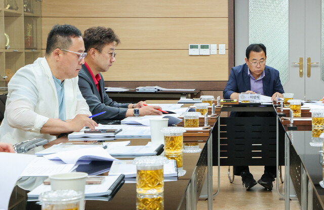 울릉군의회는 13일 의원 간담회를 열었다./울릉군의회