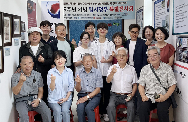 독도홍보관에서 행사 참가자들 기념촬영./독도사랑회