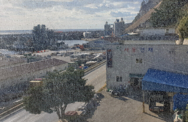  비산먼지 때문에 밖을 볼 수가 없다. /비치온 호텔제공