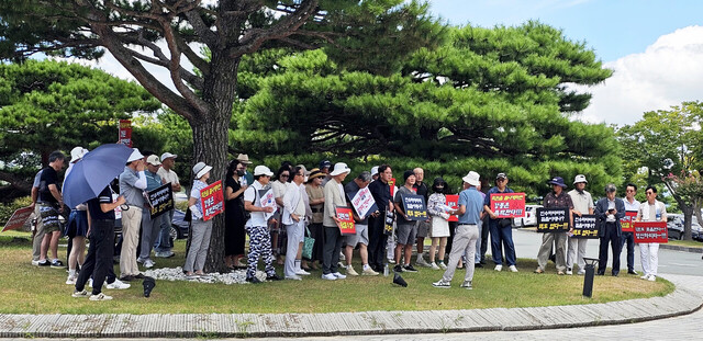 블루원 디아너스CC 현관앞에서 그린피 인상에 반발하는 회원들. /황성호기자