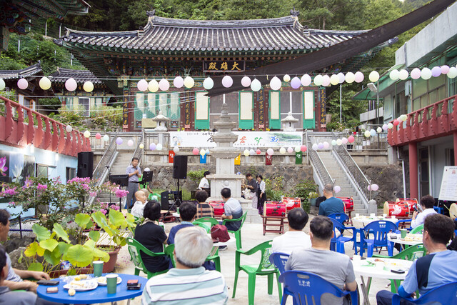 울릉도 대원사 산사음악회에서 남한권 울릉군수가 인사말을 하고 있다. /김두한 기자 