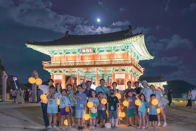신라달빛기행에 참가한 가족들. /경주시제공