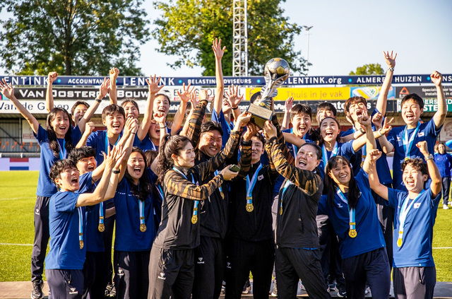 문경상무 여자축구단이 세계군인여자축구대회에서 우승을 차지하고 기뻐하고 있다.