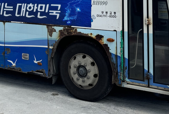 가까이 보면 더욱 심각하다. 주민은 물론 관광객 탈지 의문이다./김두한 기자