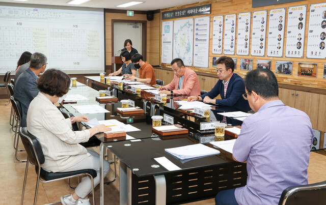 울릉군의회 간담회에서 울릉군의 업무보고를 받고 있다./울릉군의회