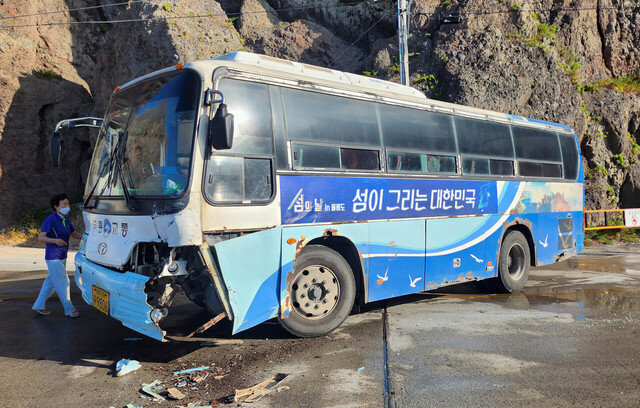 버스는 차량이 노후돼  폐차수준으로 파손됐다./울릉119안전센터