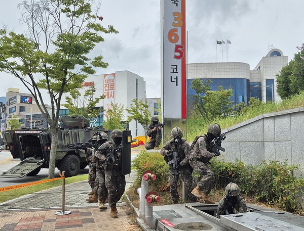 낙동강여단 지하작전부대가 침투한 적 탐색, 격멸을 위해 지하공동구로 진입하는 모습./50사단 제공