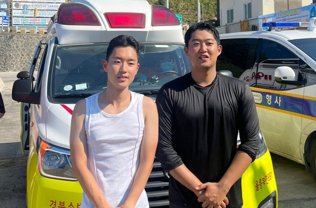 바닷물에 빠진 관광객을 구한 이승현 상병(좌)과 변주환 상병./울릉119안전센터