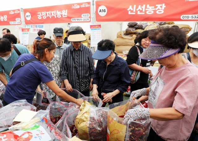 지난해 열린 영양고추 H.O.T 페스티벌  판매부스에서 서울 시민들이 영양고추를 고르고 있다. /영양군제공