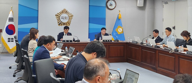 김일만 포항시의장이 지난달 31일 본회의 전 의원 간담회에서 “지난 한 달 진행이 매끄럽지 못해 사과한다”고 말하는 모습.
