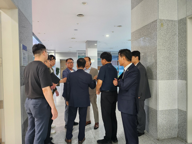 포항 시민 두 명이 지난달 31일 본회의 장에서 포항시의회 파행에 대한 포항시의장의 설명이나 해명을 촉구하는 모습.