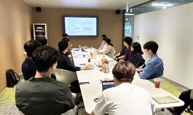 스마트기술 전문 벤처기업과 포스코가 기술개발 회의 모습.  /포스코 제공