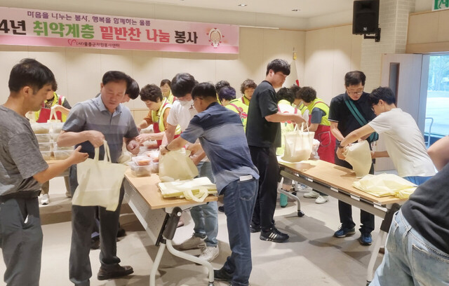 배달에 나선 한전 MCS사회봉사단 봉사자들. /김두한 기자 