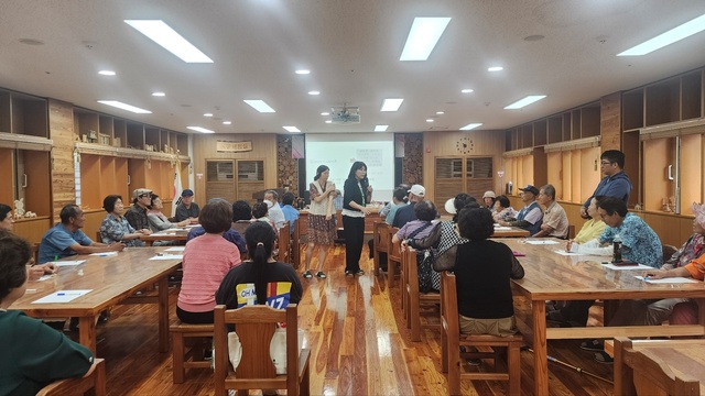 진애경 전문강사 부부가 함께 참여하는목재만들기 체험 교육을 하고 있다. /봉화군 제공