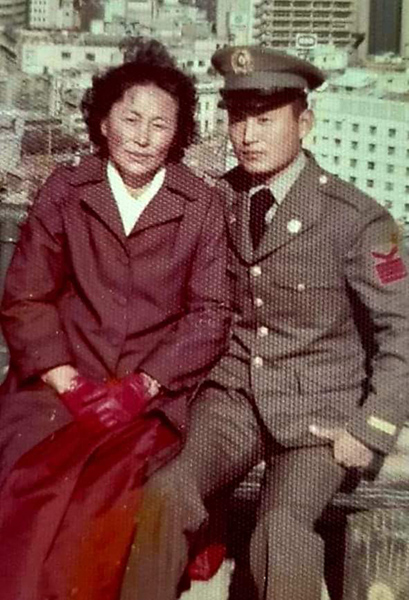 군 복무 시절 어머니와 함께. (1983)