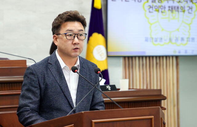 최경환 의원이 한전 울릉도지사 조직 축소 반대에 대한 결의안을 채택하고 있다./울릉군의회