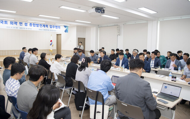울릉도 지원특별법 종합발전계획을 연구용역 중인 국토연구원-한국섬진흥원연구원이 울릉군 직원들과 업무협의를 하고 있다./울릉군
