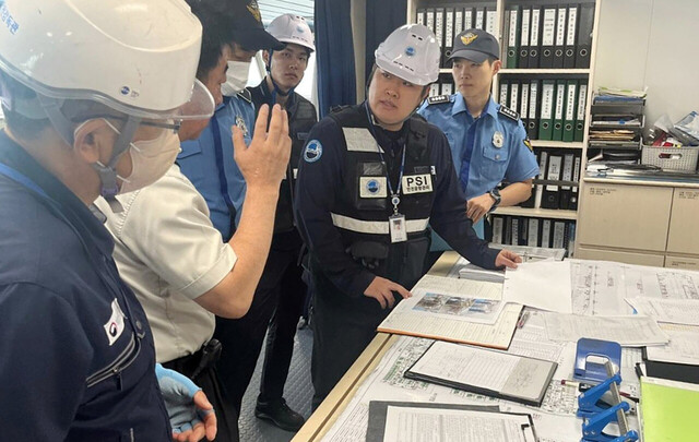 서류와 각종 장비를 대조해 배치가 잘돼 있는지 점검하고 있다./포항운항관리센터