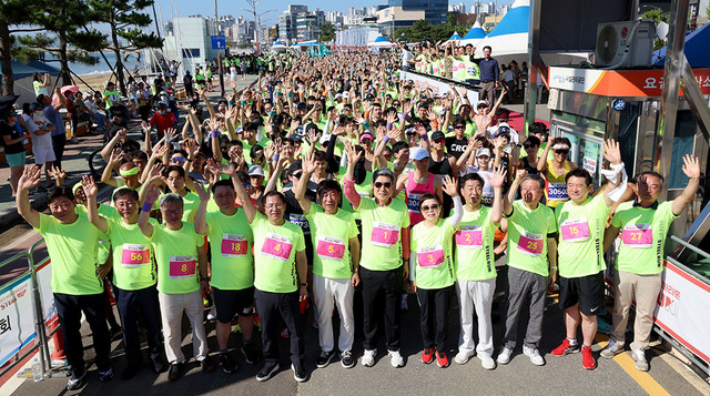 이강덕 시장, 김일만 시의회 의장, 김정재·이상휘 국회의원을 비롯한 내빈들이 5km 참가자와 힘찬 출발을 준비하고 있다.