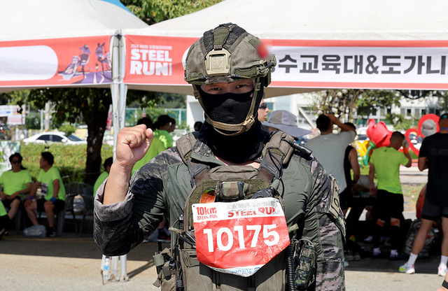 전투복장으로 10km에 참가한 해병대 러닝크루 도가니의 회원이 완주 후 포즈를 취하고 있다. 