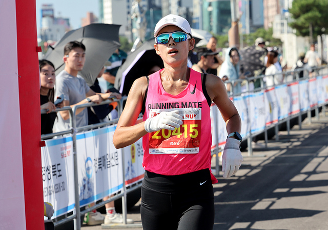 제8회 포항 철강 마라톤 10km 여자 우승자 정순연 씨가 결승선을 통과하고 있다. 