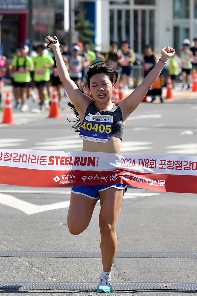 제8회 포항 철강 마라톤 5km 여자 우승자 박교빈 씨가 결승선을 통과하고 있다. 