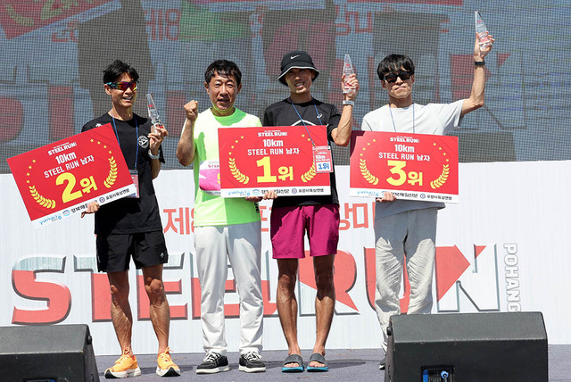 최윤채 경북매일신문 사장이 10km 남자 입상자에게 시상하고 있다. 