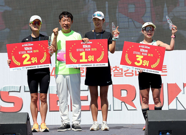 최윤채 경북매일신문 사장이 10km 여자 입상자에게 시상하고 있다. 
