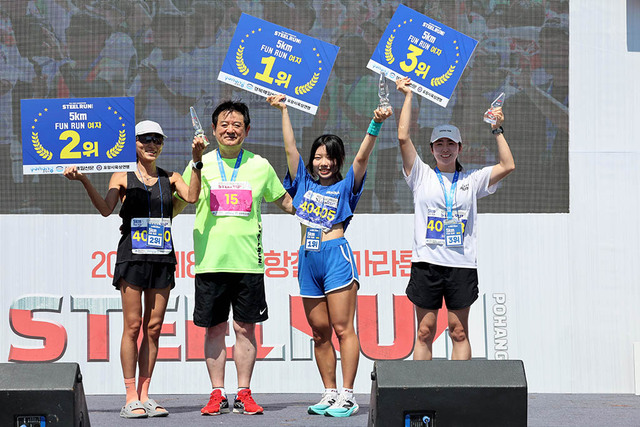 이칠구 경북 도의원이 5km 여자 입상자에게 시상하고 있다.