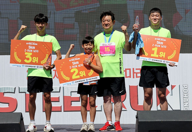 이칠구 경북 도의원 학생부 남자 5km 입상자에게 시상하고 있다.