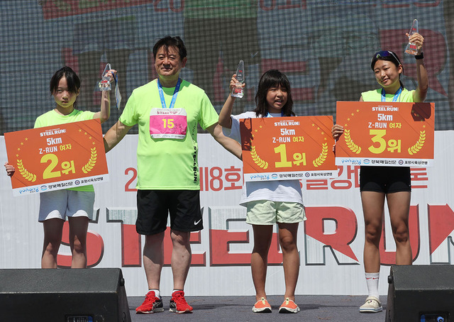 이칠구 경북 도의원 학생부 여자 5km 입상자에게 시상하고 있다.