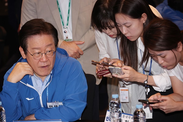  더불어민주당 이재명 대표가 29일 영종도 네스트호텔에서 열린 2024 정기국회 국회의원 워크숍에서 참석자와 대화하고 있다./연합뉴스