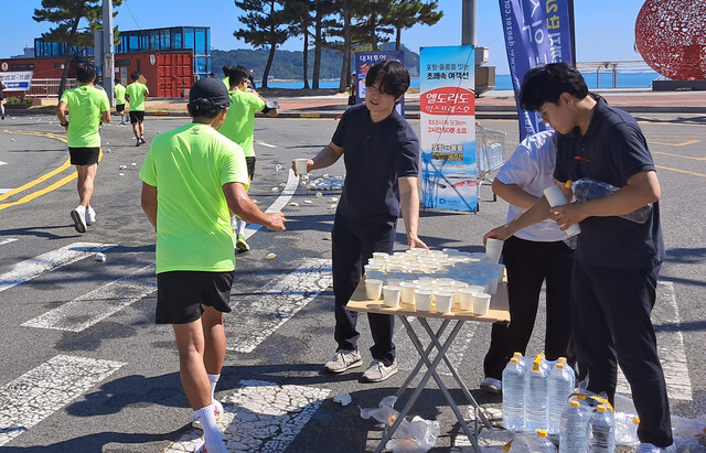 참가선수들에게 물을 제공하는 대저페리 직원들. /대저페리