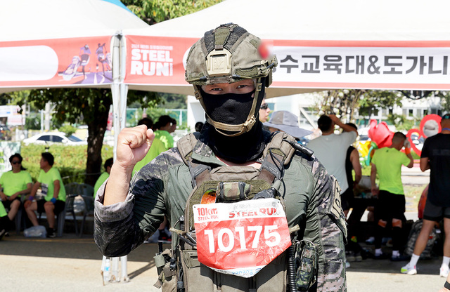전투복장으로 10㎞에 참가한 해병대 러닝크루 도가니의 회원이 완주 후 포즈를 취하고 있다.