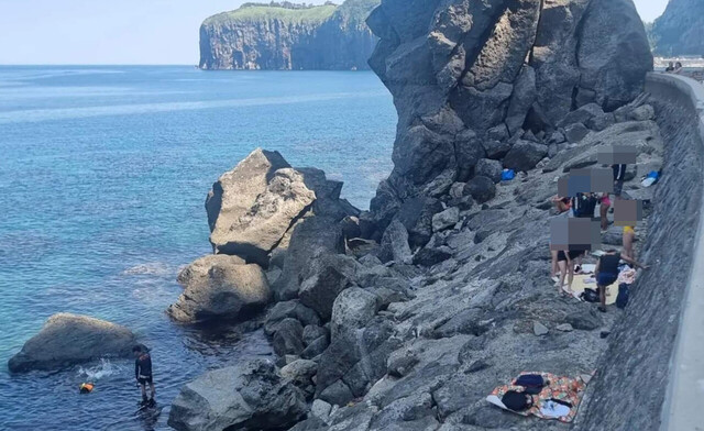 삼선암 해안 주변은 해안선의 경사가 심하고 도로와 사이에 안전지대가 없어 수영을 하기에 적합하지 않다./김두한 기자 