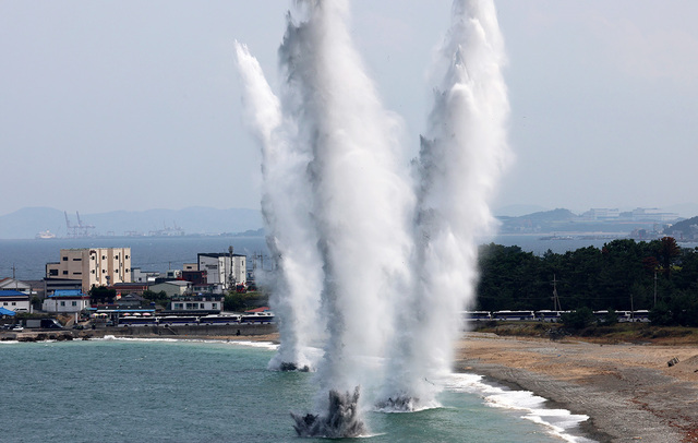 한국 해병대의 상륙돌격 장갑차와 미 해병대의 차륜형 상륙 전투차량의 해상돌격에 앞서 수중폭파가 진행되고 있다.