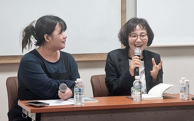 박 작가가 자신의 저서 내용을 설명하고 있다. /박경자 작가제공