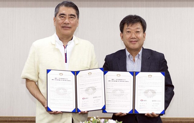 남한권 울릉군수와 오창희 한국여행업협회장이 MOU를 체결하고 기념촬영./울릉군