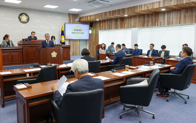 공경식의원이 제2차 추가경정예산심사결과보고를 하고 있다./울릉군의회