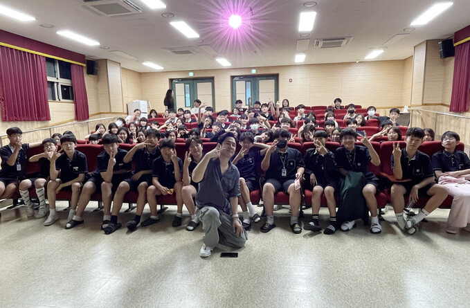 울릉중 학생들이 방과 후 AI시대 영어의 중요성에 대해 배우고 기념촬영을 했다.