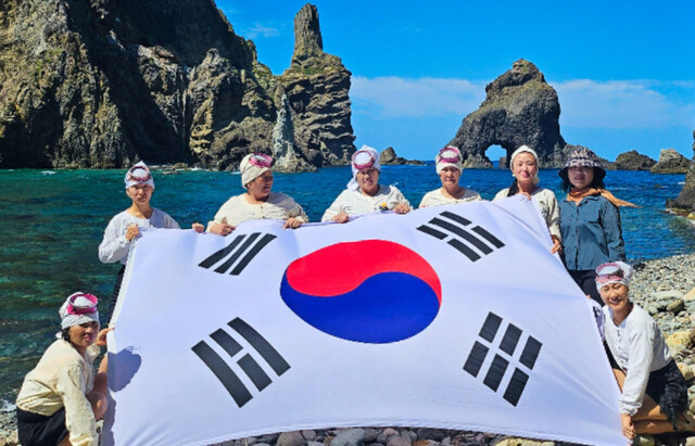 독도를 찾은 제주해녀.